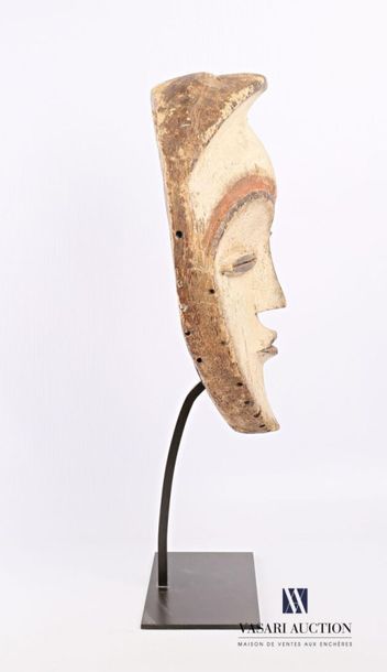 null GABON
Masque en bois sculpté polychrome patiné et pigmenté, le visage en forme...