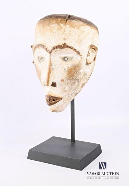 null CONGO
Masque en bois sculpté polychrome, les yeux en verre
(fente au crâne)
Haut....