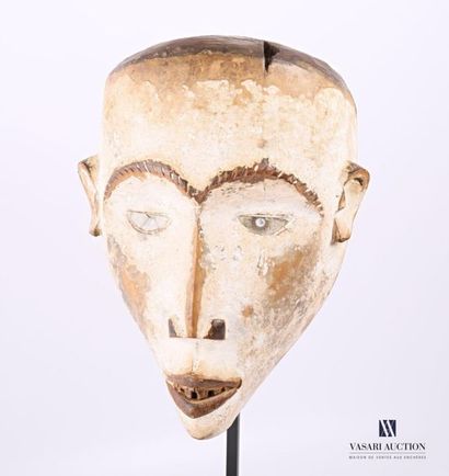 null CONGO
Masque en bois sculpté polychrome, les yeux en verre
(fente au crâne)
Haut....