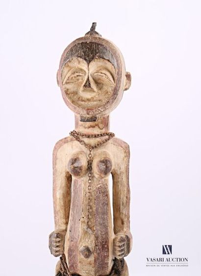 null MAHONGWE - GABON
Fétiche de femme en bois sculpté à double patine, le cou ourlé...