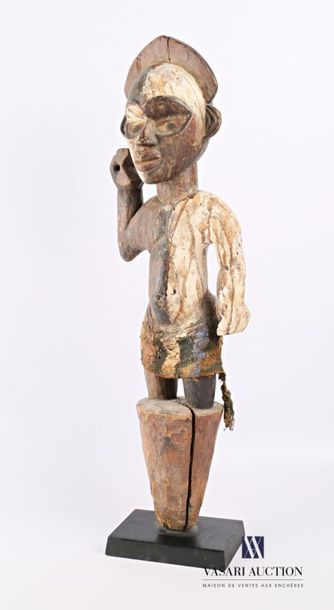 null CONGO
Fétiche d'homme en bois sculpté polychrome, les yeux en verre et le vêtement...