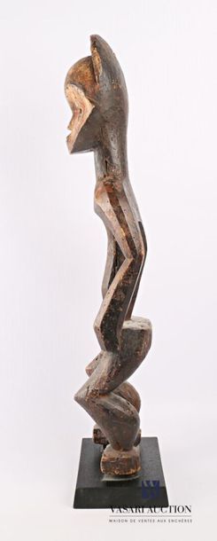 null PUNU - GABON
Fétiche d'homme bois sculpté polychrome
(fentes)
Haut. : 64 cm...