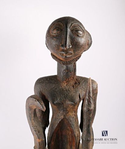 null ZAIRE - HEMBA
Statue Hemba de style "Niembo" en bois d'Iroko figurant un personnage...