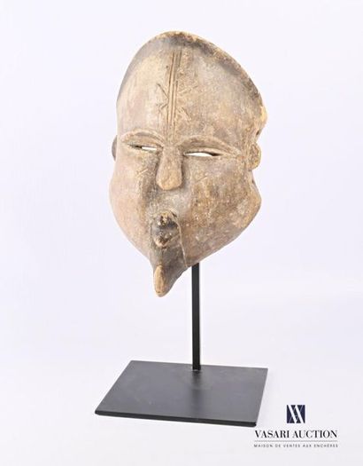 null CONGO
Masque en bois figurant une tête d'homme à barbichette
(petites usures)
Haut....