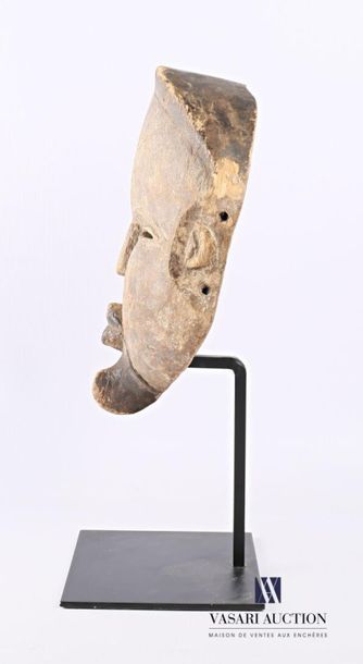 null CONGO
Masque en bois figurant une tête d'homme à barbichette
(petites usures)
Haut....