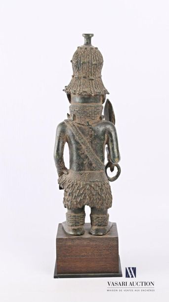null BENIN - NIGERIA 
Fétiche représentant un guerrier en bronze tenant une machette
Socle...