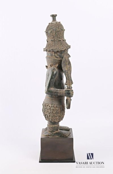 null BENIN - NIGERIA 
Fétiche représentant un guerrier en bronze tenant une machette
Socle...