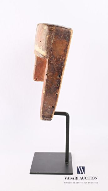 null GABON - ADUMA
Masque en bois sculpté polychrome 
(petites usures)
Haut. : 28...