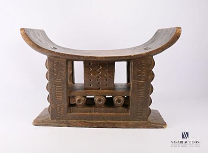 null ASHANTI GHANA 
Tabouret en bois sculpté à décor ajouré de motifs géométriques,...