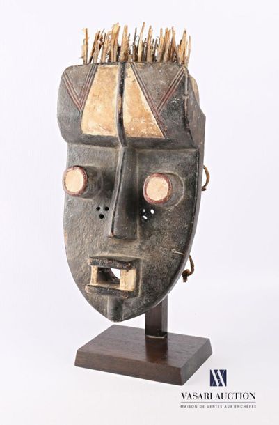 null COTE D'IVOIRE - GREBO
Masque en bois sculpté polychrome, la coiffe en plumes...