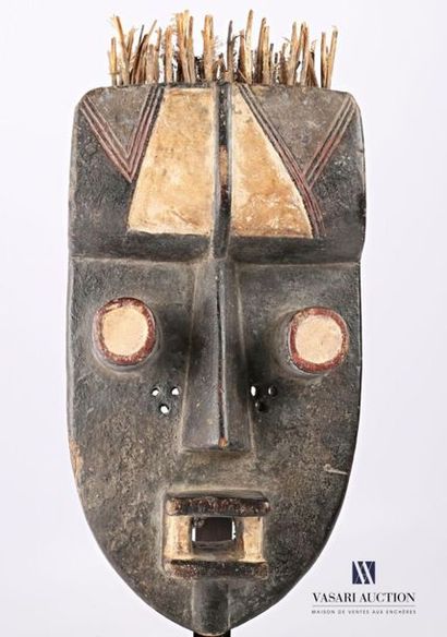 null COTE D'IVOIRE - GREBO
Masque en bois sculpté polychrome, la coiffe en plumes...