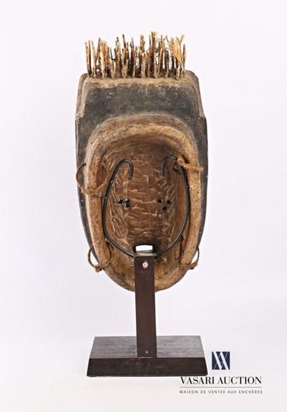 null COTE D'IVOIRE - GREBO
Masque en bois sculpté polychrome, la coiffe en plumes...
