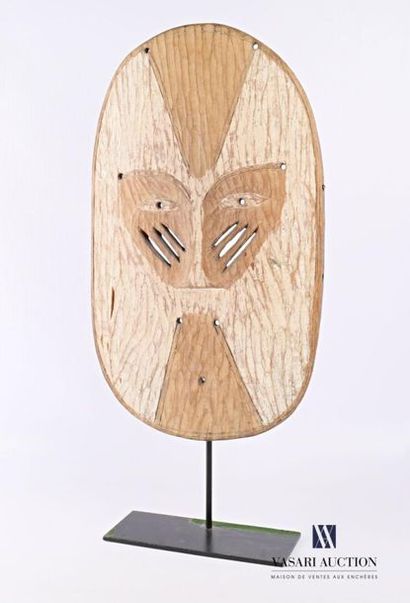 null AFRIQUE DE L'EST
Masque de curiosité en bois peint
Haut. : 52 cm (hors socle)
Note...