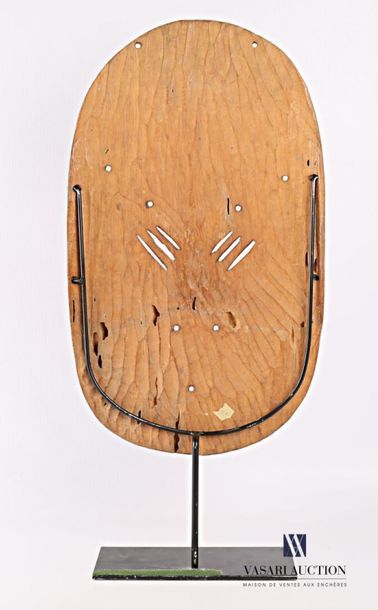 null AFRIQUE DE L'EST
Masque de curiosité en bois peint
Haut. : 52 cm (hors socle)
Note...