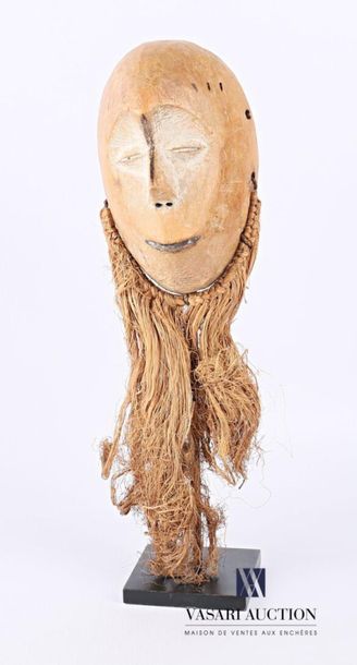 null LEGA
Masque en bois, la barge en cordage
Haut. : 17 cm (hors socle)
Note : Les...