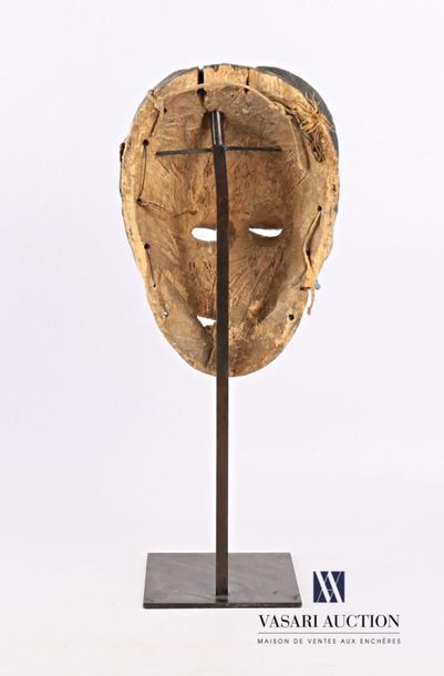 null PUNU - GABON
Masque féminin en bois sculpté patiné et pigmenté, les boucles...