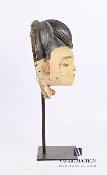 null PUNU - GABON
Masque féminin en bois sculpté patiné et pigmenté, les boucles...