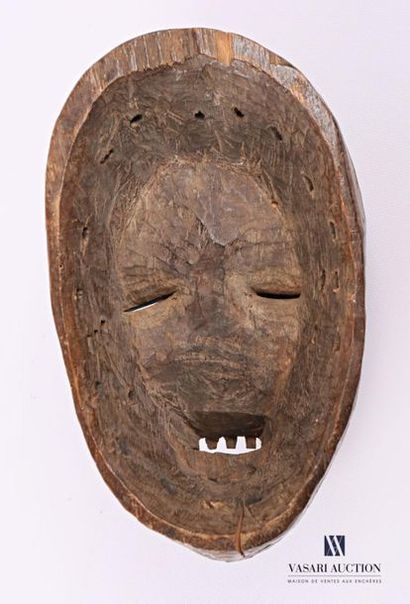 null DAN - COTE D'IVOIRE
Masque anthropomorphe en bois sculpté et patiné, les bouche...
