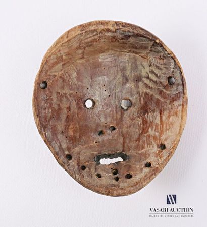 null LEGA 
Petit masque amulette en bois sculpté et patiné
Haut. : 13 cm
Note : Le...
