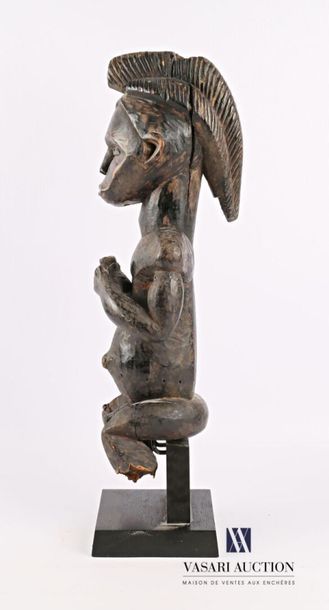 null FANG - GABON
Statue d'ancêtre en bois sculpté patiné en position assise tenant...
