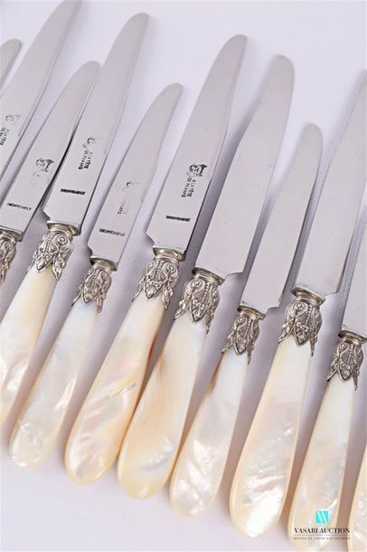 null Set of twelve table knives and twelve dessert knives, mother-of-pearl handles,...