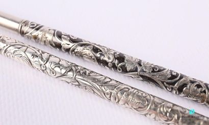 null Silver nib and pencil holder, the handle nielloed ornamented with foliage scrolls...