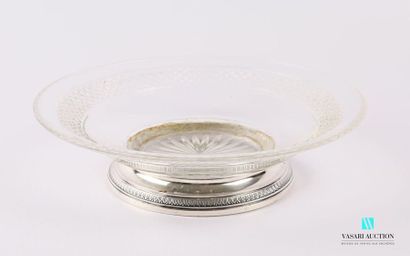 null Assiette montée en cristal moulée ornée d'une large frise de pointes de diamant...