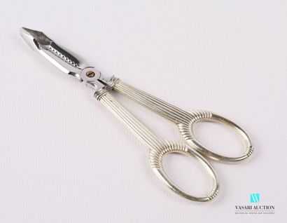 null Sugar tongs, silver grips with fluted decoration, stainless steel tongs.
Gross...