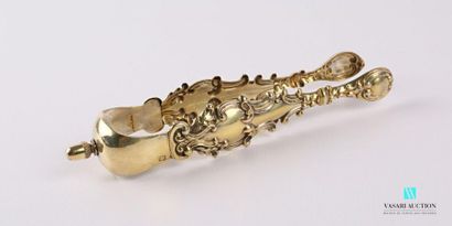 null Gilt silver sugar tongs (1819-1838), the arms moved with rinceaux decoration...