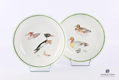 null Deux plats creux en porcelaine à décor peint de canards siffleurs pour l'un...