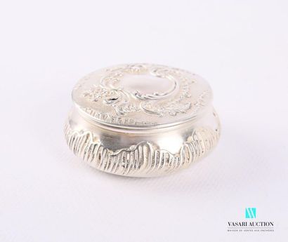 null Silver box of round shape, the belly decorated with waves, the hinged lid decorated...