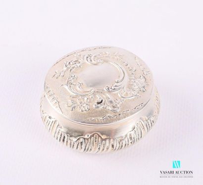 null Silver box of round shape, the belly decorated with waves, the hinged lid decorated...