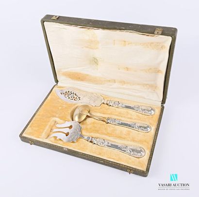 null Fish set in silver and silver plated metal including a knife, a fork and a sauce...