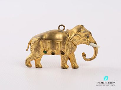 null Pendentif en métal doré figurant un éléphant, la tête à charnière découvrant...
