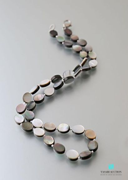null Necklace decorated with oval grey mother-of-pearl pastilles, the clasp metal...