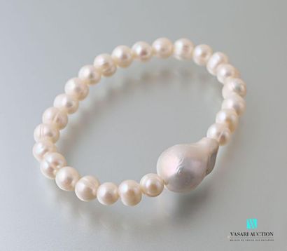 null Bracelet sur cordon extensible en perles blanche orné d'une grosse perle ba...