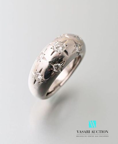 null Ring rhodium-plated gold 750 thousandths set with six brilliants in star motifs...