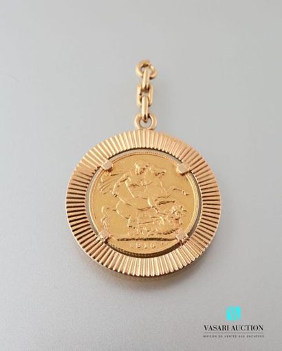 null A round 750 thousandths yellow gold pendant holding a coin: sovereign of 1910,...