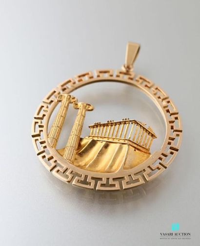null Round pendant in 750 thousandths gold, in the centre is the acropolis and two...