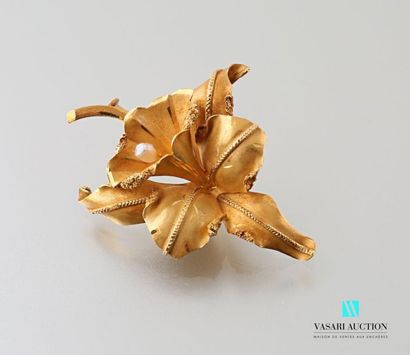 null Broche en or jaune 750 millièmes en forme de fleur et feuilles d'arum, le pistil...