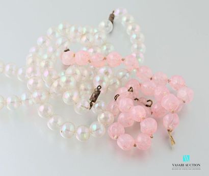 null Deux colliers de perles de plastique irisé imitant les bulles de savon et un...