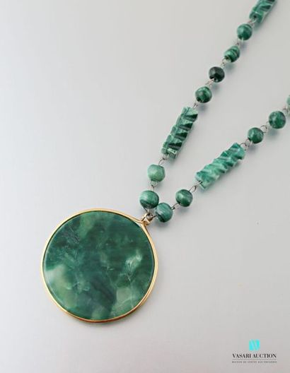 null Collier et pendentif de perles en pâte de verre vert imitant la malachite, le...