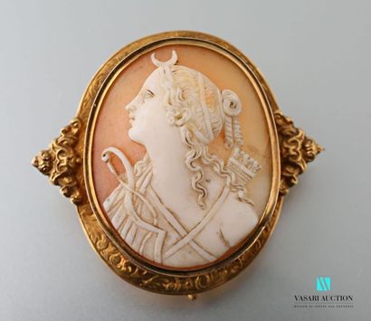 null Broche Napoléon III en or jaune 750 millièmes , le pourtour ciselé à décor de...