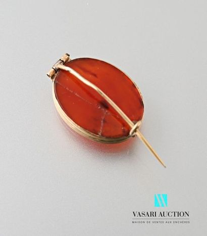 null Oval brooch in 585 thousandths yellow gold set with chalcedony (split at the...