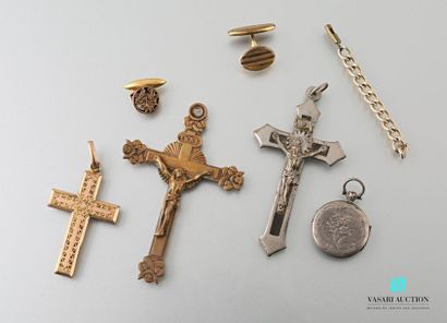 null Trois pendentifs croix en plaqué or ou métal argenté XIXème siècle, deux boutons...