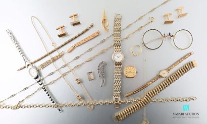 null Un ensemble de bijoux fantaisie : bracelets, lorgnons, chaînes, bague, montres...