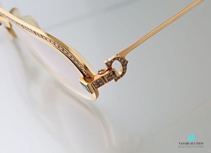  Cartier, paire de lunettes en or jaune 750 millièmes de la collection Must, la branche...