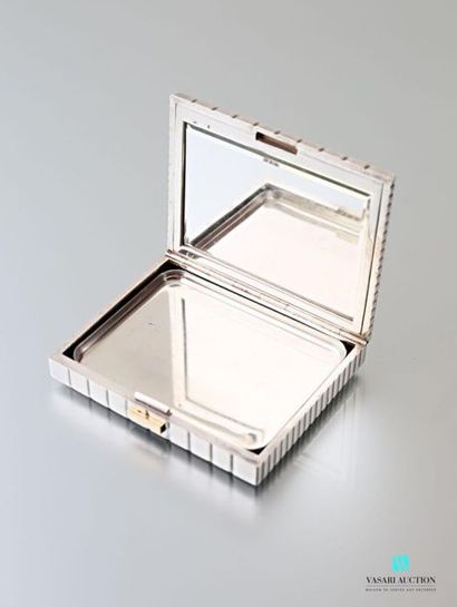 null CARTIER
Rectangular silver powder case with grooved decoration, the inside discovering...