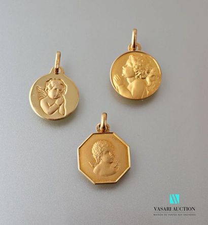 null Trois médailles en or jaune 750 millièmes à décor d'angelots, deux rondes et...
