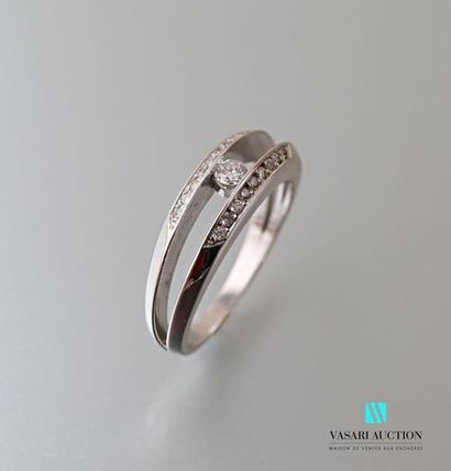 null Ring in 750 thousandths white gold formed of two rings retaining in the center...